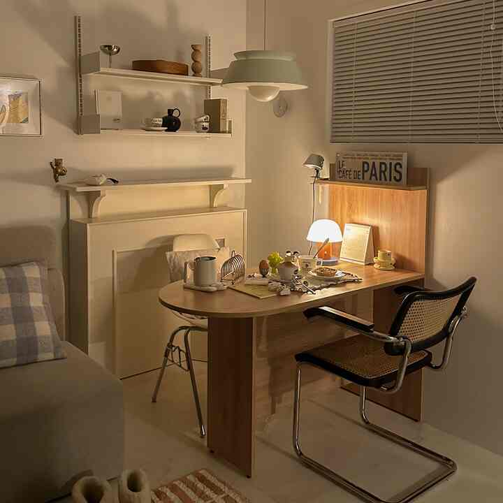 ベージュとナチュラルトーンのキッチンダイニング、ミルクフローサーがあるカフェ風で温かみのあるインテリア