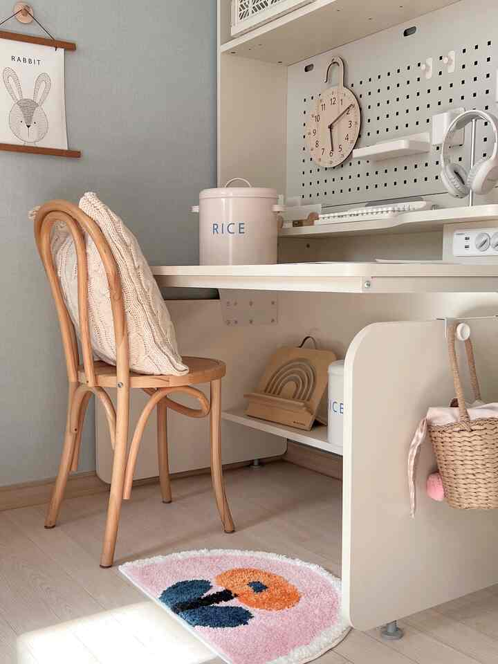 Kamar untuk anak yang masuk taman kanak-kanak pada bulan Maret. 
Bahkan ketika saya melihat formulir lamaran di meja, rasanya tidak nyata. 
Aku masih merasa seperti bayi, tapi membayangkan masuk taman kanak-kanak membuatku merasa bahagia 😅