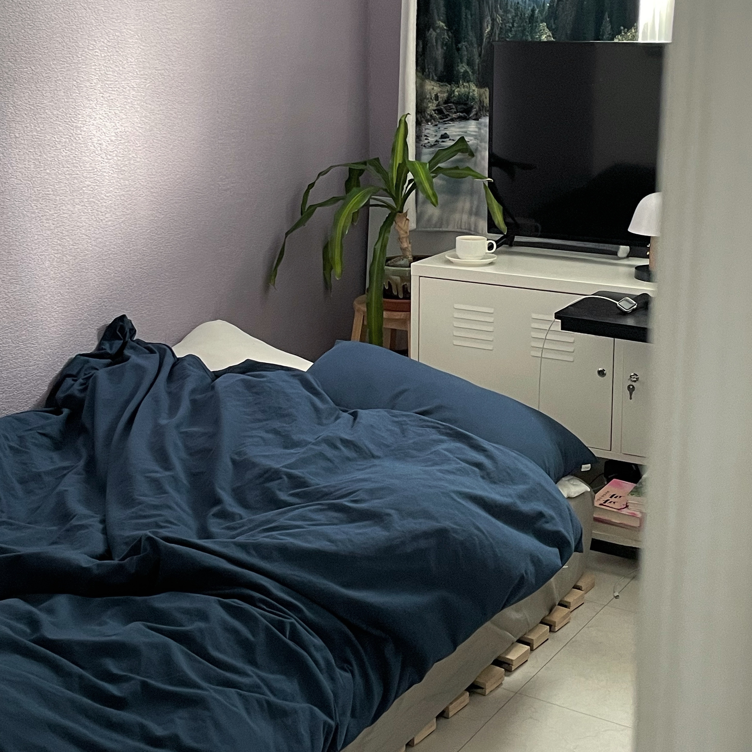 Rolling C-Shaped Side Table with Magazine Rack user photo