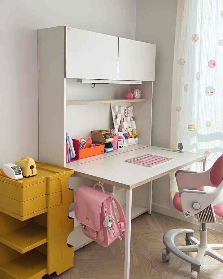 白と黄色の調和がとれた子供部屋、デスカーのデスクとシディズリンゴチェアが置かれた落ち着いた学習空間