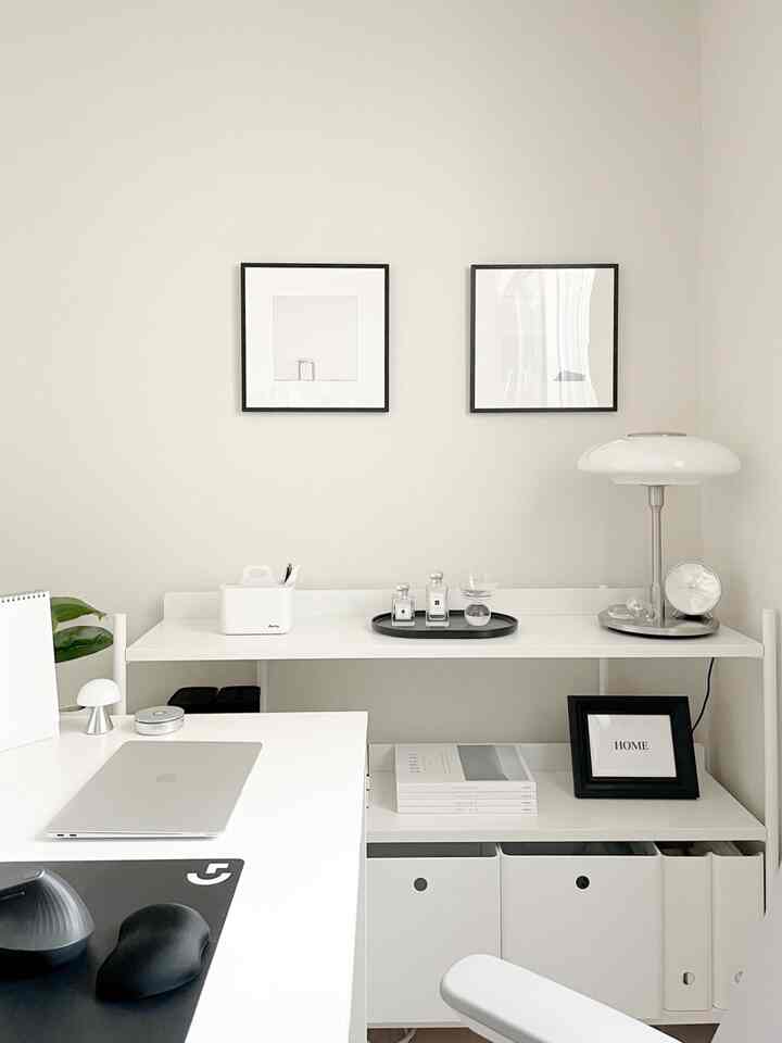 白を基調としたホームオフィス、シンプルなデスクと収納が配置された雰囲気のあるインテリア