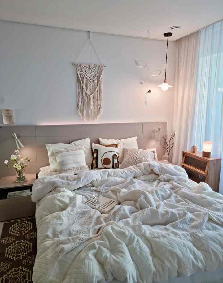 Daripada memasang bingkai foto berat di dinding kamar tidur, saya membeli yang baru.
Saya menggantungnya dengan macrame, tapi saya lebih menyukainya karena nuansanya natural dan hangat.

Instagram @ijuyeon157 