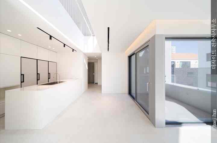 白い画用紙のような家に、どんどん色を塗りつぶしています！