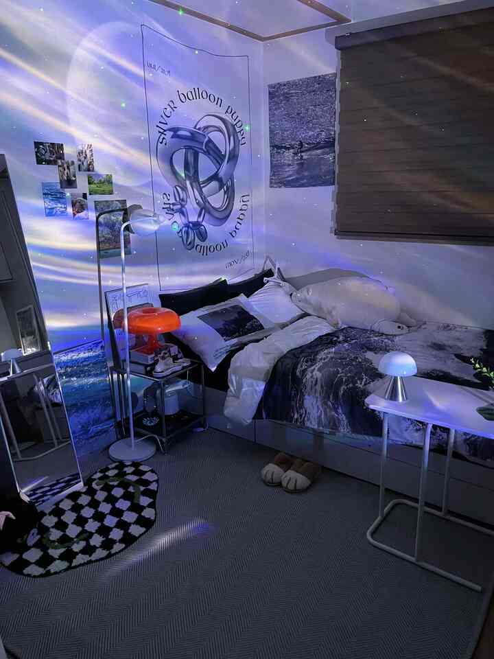 ホワイトとダークグレーのトーンのワンルーム寝室、ベッドとサイドテーブル、ムードライトが雰囲気のある空間を演出