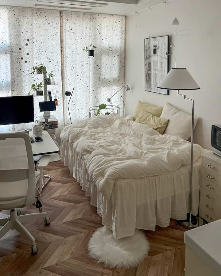 Natural modern 6-pyeong studio bedroom with white and wood tones, featuring a cozy bed and home office desk setup