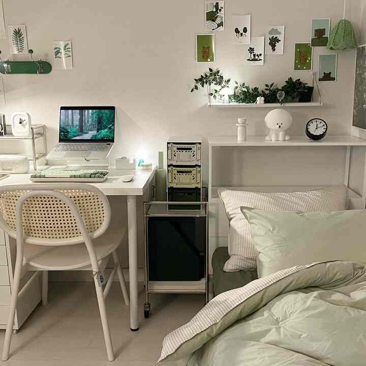 白と緑のトーンでまとめられたコンパクトな寝室、ラタンチェア付きのデスクと植物やポスターが配置された雰囲気のあるホームオフィス兼寝室のインテリア