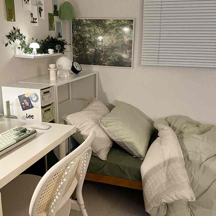 ホワイトとグリーンのトーンの一人暮らし用寝室兼ホームオフィス、シンプルでミニマルな雰囲気のあるインテリア