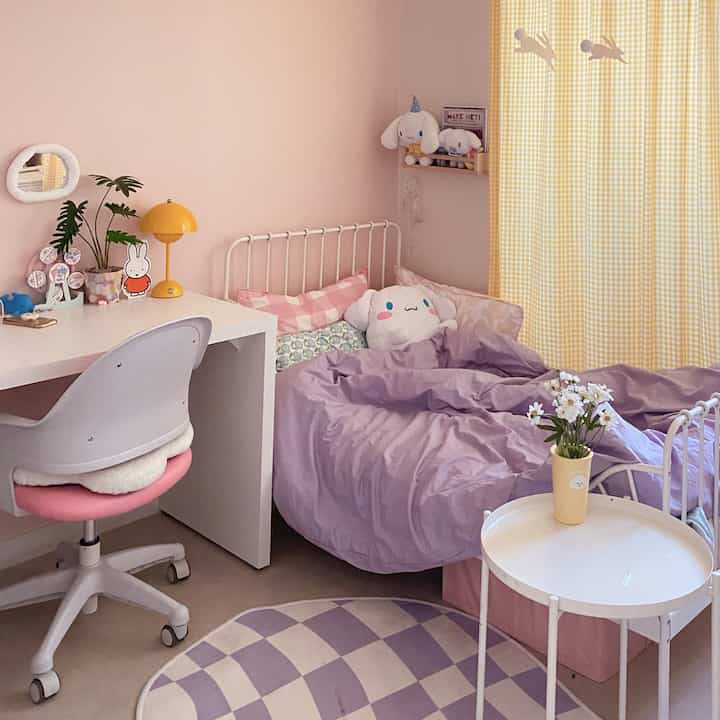 パステルイエローのカーテンと紫の寝具が印象的なかわいい小学生の子供部屋のインテリア