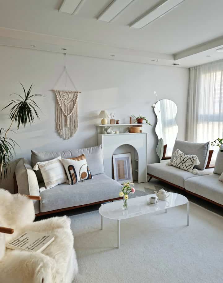 Early morning 8am~ As soon as I opened my eyes, I went out to the living room
The warm sunlight was shining~ Even the shadows looked pretty
Click~😊
Outside was hazy and stuffy
But inside the house was filled with a faint scent of flowers, so it was nice~

Instagram @ijuyeon157