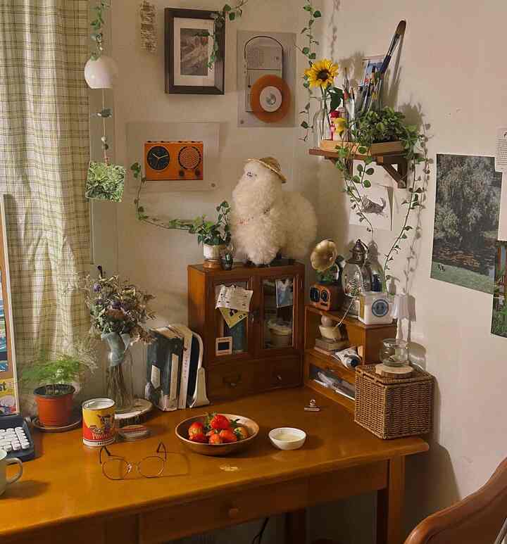 木目調と植物が調和したワンルームのデスクスペース、かわいい小物と温かみのある雰囲気のインテリア