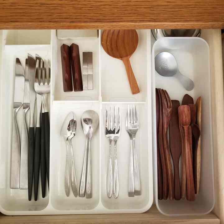白いプラスチックの引き出しに整然と収納されたキッチンカトラリーの収納スペース