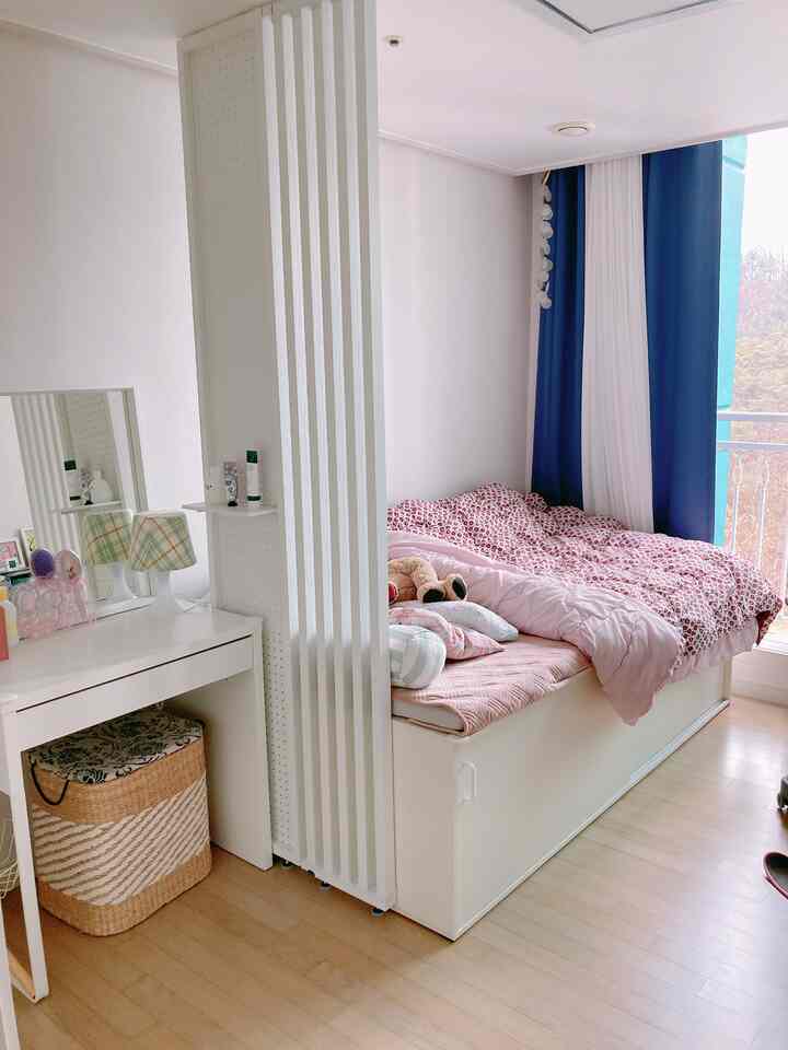 白と青の色調の子供部屋、収納ベッドと化粧台が配置された清潔で居心地の良いインテリア