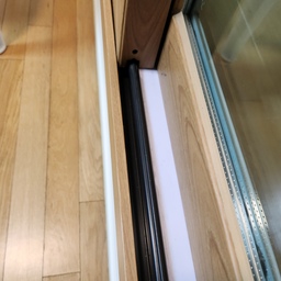 창틈으로 들고나는 외풍은 물론 도로소음 미세먼지 벌레 모기를 차단하고 결로를 방지하는 틈가드시공이 완료된 창호들입니다. 난방비절약과 냉방비절약에 탁월한 효과를 발휘하는 에너지마이너 틈가드시공입니다