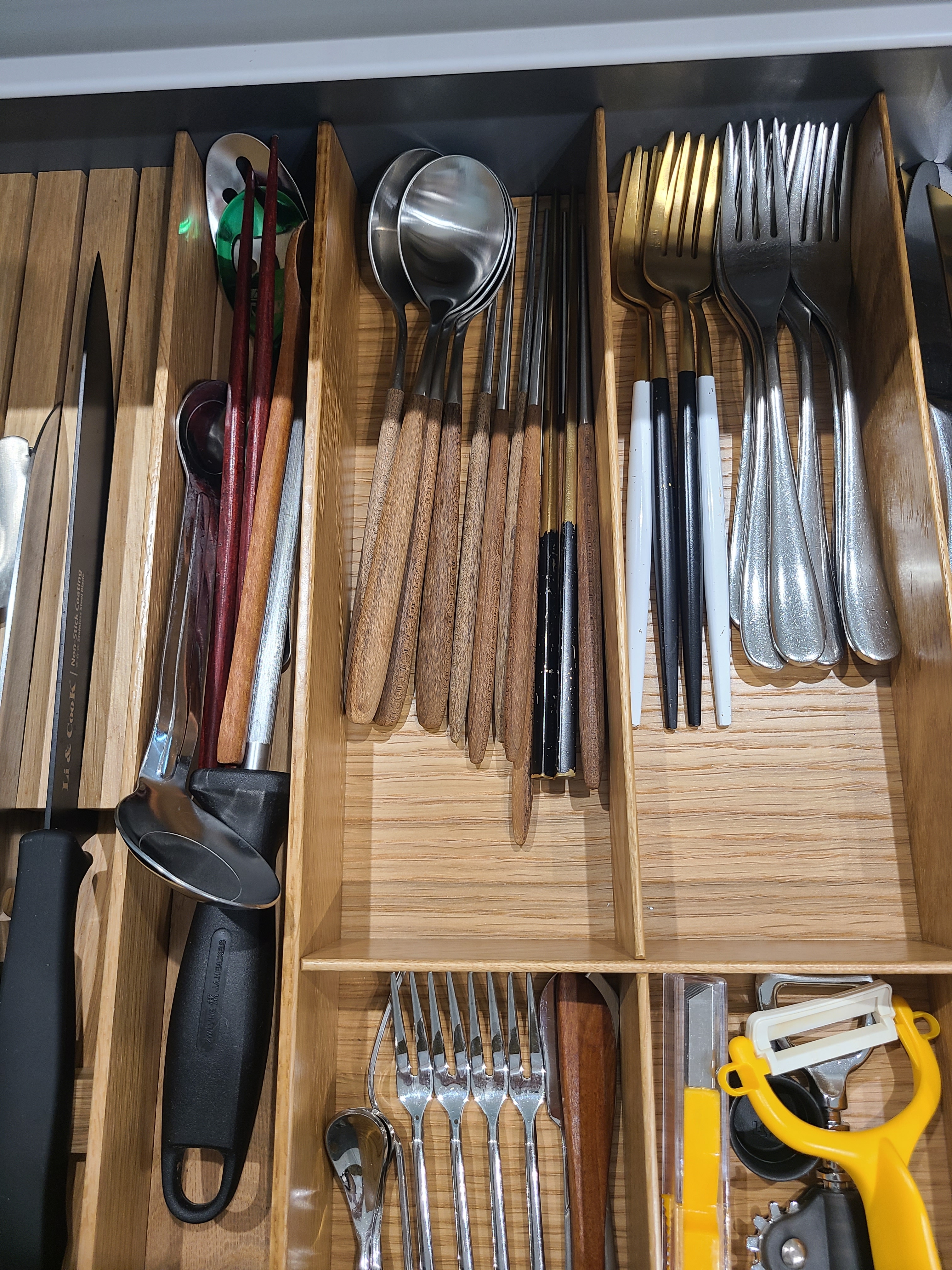 Maple Wood Handle Stainless Steel Cutlery Set (10-Piece) user photo