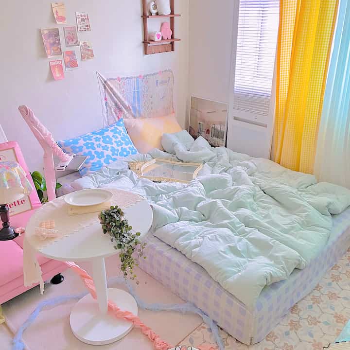 Setelah mengganti tempat tidur, suasana kamar tidur menjadi berbeda. Warna warninya banyak😌🏠