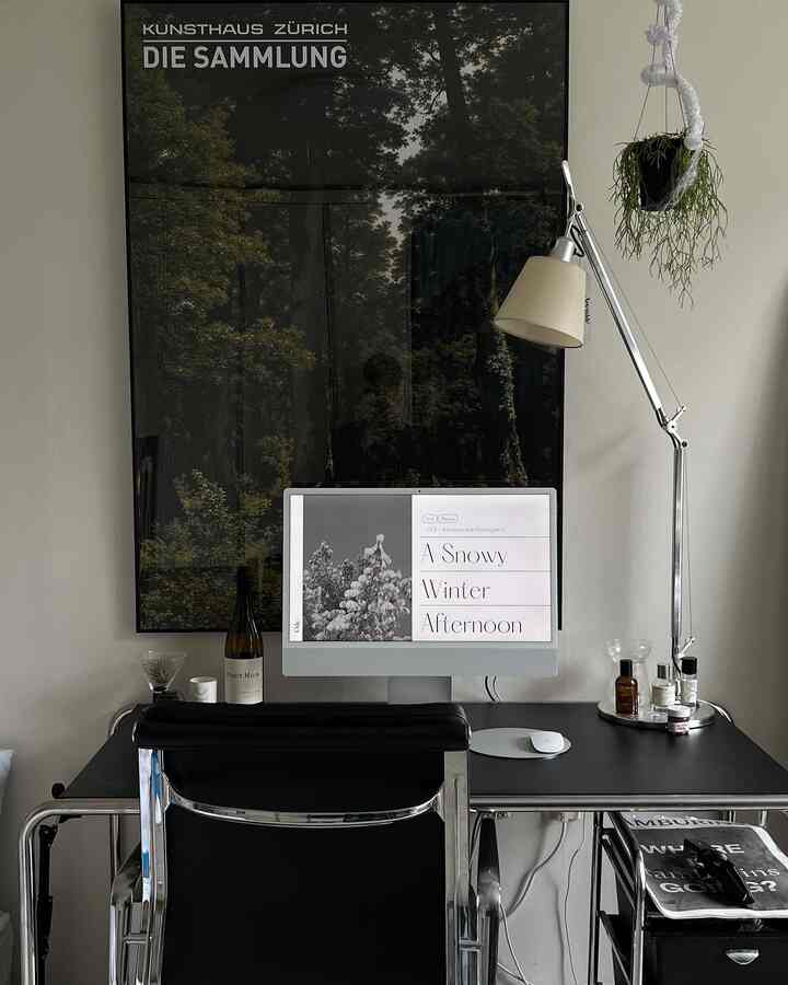 ブラックとシルバーのトーンでまとめられたミッドセンチュリーモダンのホームオフィス、シンプルなデスクと洗練された雰囲気のインテリア