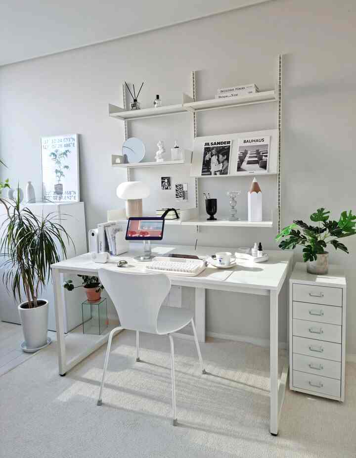 Meja yang kecil dibandingkan rak di belakangnya, dikirim ke Carrot dan diganti dengan meja besar berukuran 1400×800, dan saya menyukainya karena terasa jauh lebih stabil dan kokoh ruang favorit hari ini~