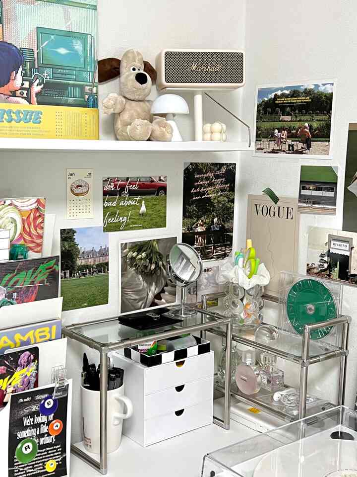 ホワイトとシルバーのトーンが特徴の狭い部屋、デスクと収納が配置されたモダンでミニマルなワークスペース