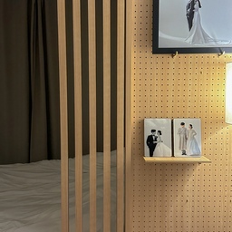 현관문을 열면 눈앞에 보이는 우리집 안방💛
방문이 열려있던 닫혀있던간에 안방이 훤히 들여다보이는게 꺼려져서 공간분리를 했어요.
침대 머리쪽에 설치했기 때문에 침대에서 누가 자고 있어도 방문 열었을 땐 시야에 보이지 않아요.