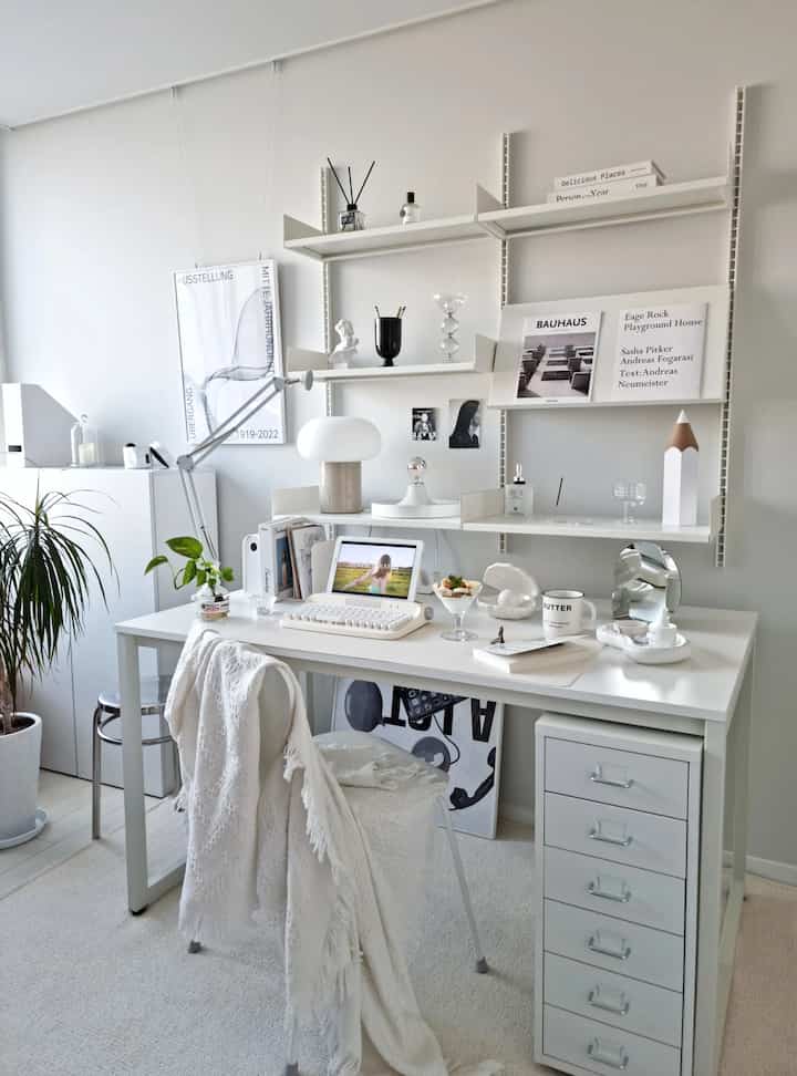 Setelah anakku pergi ke sekolah dan aku membereskan rumah, aku akhirnya bisa beristirahat🤣 Aku memasukkan buah ke dalam yogurtku~ Aku minum Americano kental sambil mendengarkan musik, dan aku merasa santai sendirian~ Enak sekali~

Instagram @ijuyeon157 