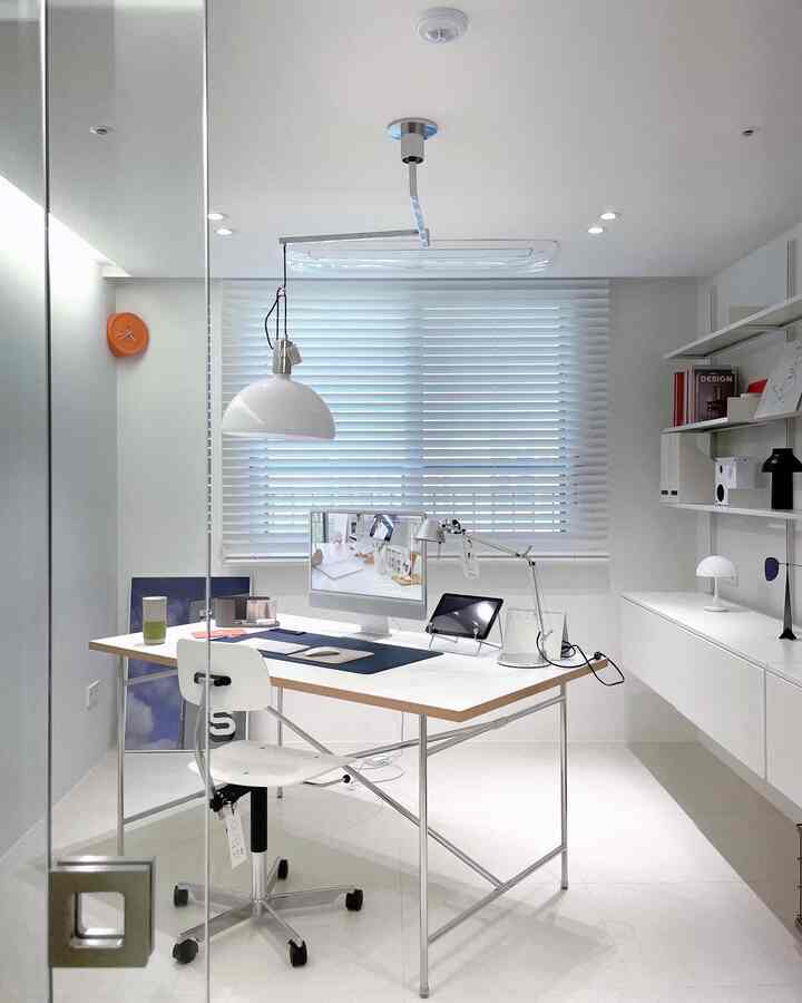 ホワイトトーンのホームオフィス、中央にデスクとオフィスチェアが配置されたシンプルでモダンなインテリア