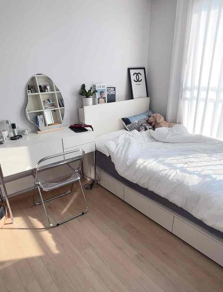 ホワイトと木目調が調和した寝室、ベッドとデスクが配置されたシンプルな空間