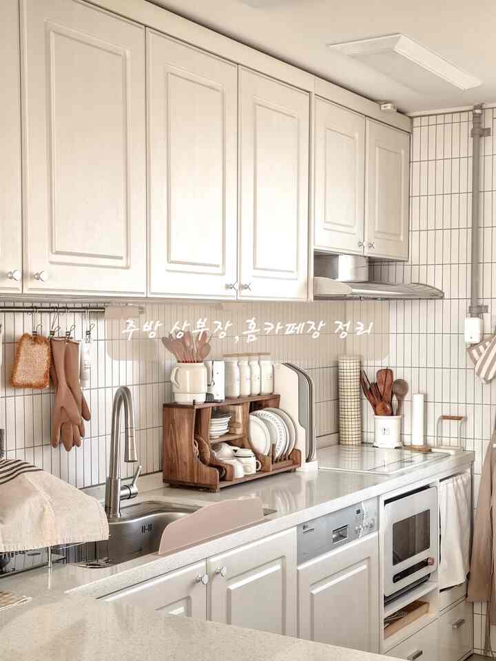 ▪️Kitchen upper cabinet, home cafe cabinet organization▪️

This weekend, while organizing unused kitchen utensils, I organized the upper cabinet where cups and dishes are stored.