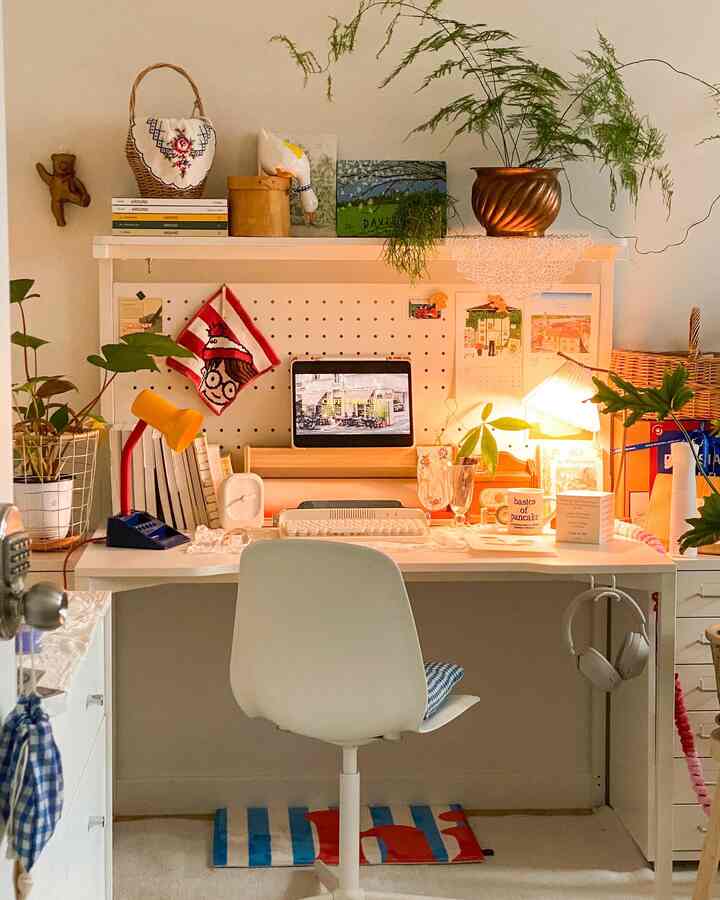 Meja baru berisi alat peraga 
Sebagai orang yang berpindah-pindah
Dalam hal meja, lebih banyak lebih baik. 