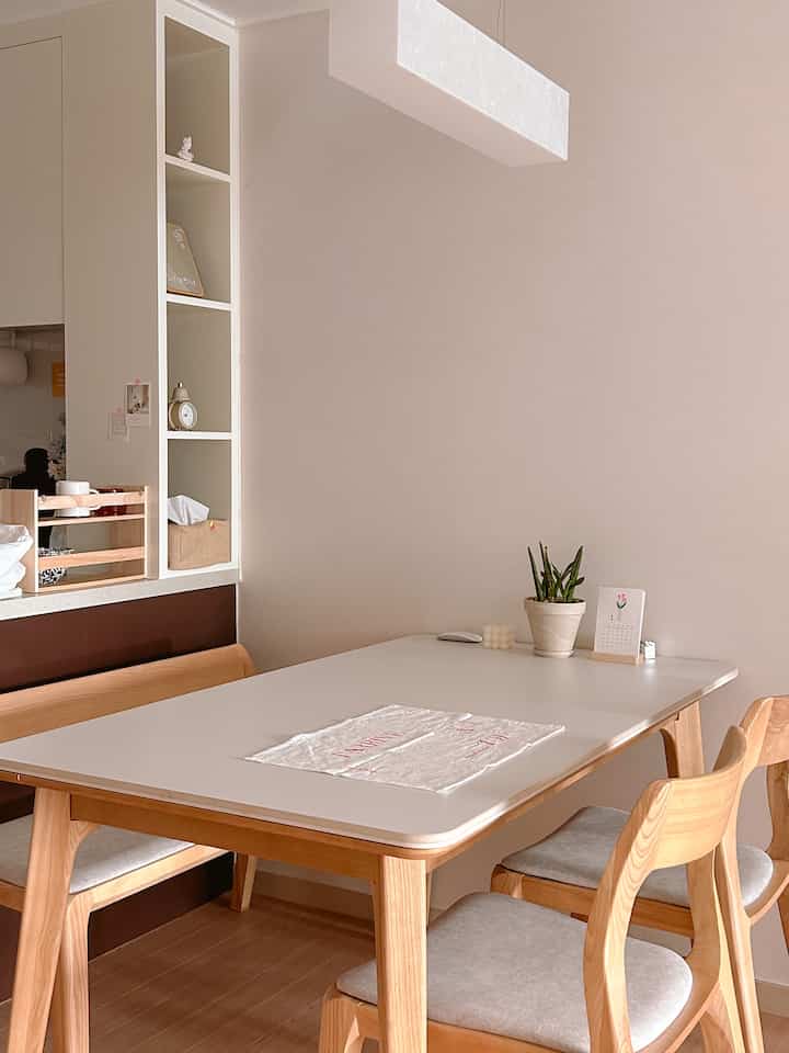 Tempat makan🪑
Ini meja dan kursi yang dibuatkan kakekku untukku di Busan haha.
Bagian atasnya hadir dalam dua warna: putih dan baby pink.
Saya suka karena saya bisa membaliknya dan menggunakannya tergantung suasana hati saya.
Tapi aku suka putih haha

Senang rasanya punya tanaman🌿