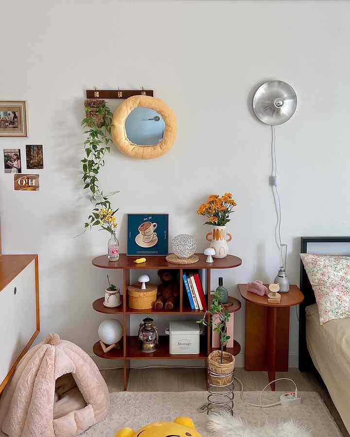 白い壁と木目調の家具、ベッドとペット用テントがある雰囲気の良い寝室