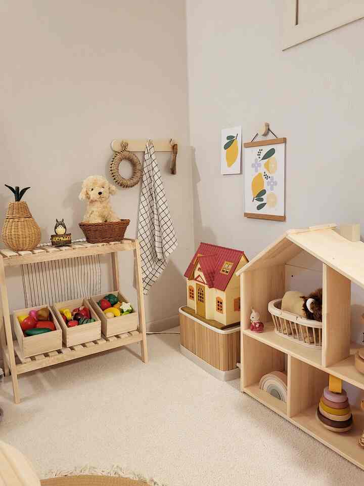 暖かいベージュトーンの子供部屋、木製収納と人形の家、おもちゃが整頓された自然な雰囲気のインテリア