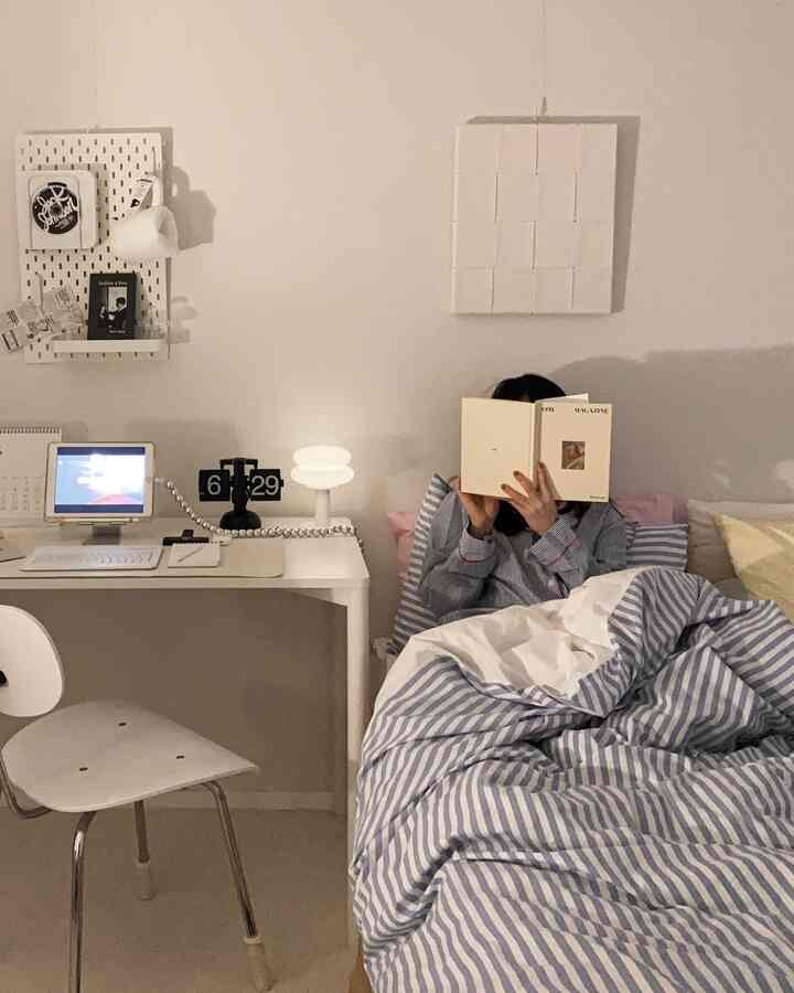 White and blue toned 6-tatami bedroom featuring a simple desk and lamp with a cozy atmosphere