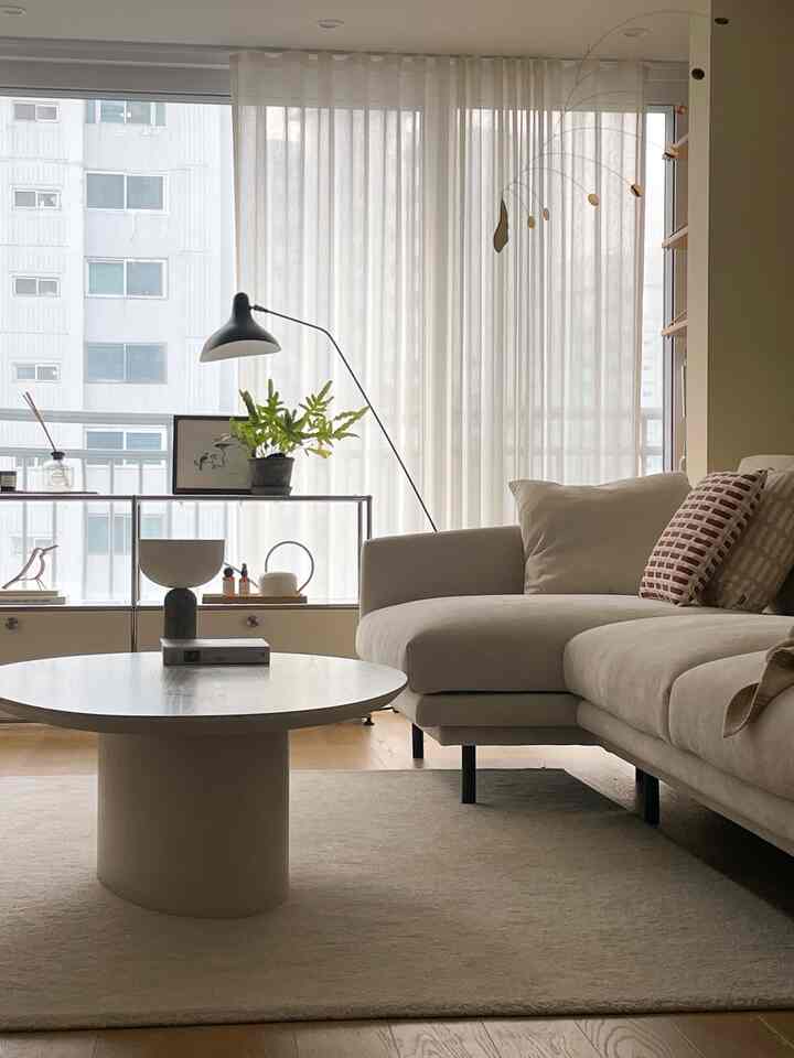 Sambil menata ulang furnitur ruang tamu, saya pindahkan USM yang berfungsi sebagai pintu tengah ke jendela ruang tamu :) 

Saya khawatir dengan alat peraganya karena terasa lebih stabil.

Saat itu datang seekor burung hitam dan saya upload dan saya sangat puas🖤🖤