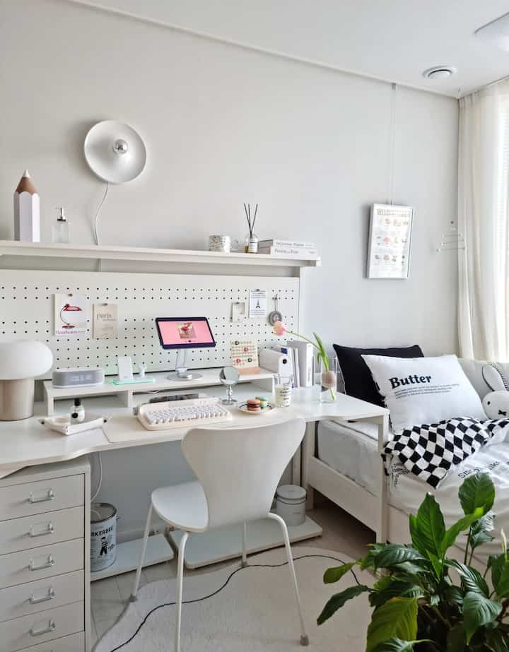 Kamar anak-anak musim semi~ Mengapa ada begitu banyak perlengkapan meja putih yang cantik?~~

Saya baru saja membeli pengisi daya nirkabel berkecepatan tinggi 3-in-1, yang nyaman karena memungkinkan saya mengisi daya berbagai perangkat secara bersamaan, termasuk ponsel cerdas, jam tangan, dan earphone nirkabel. Pengisi daya ini juga memiliki fungsi lampu suasana LED yang berubah-ubah warna setiap kali saya menyentuhnya, hal ini sangat bagus karena juga berperan penting sebagai pencahayaan.

Memiliki desain yang bersih, modern, dan terlihat semakin cantik jika diletakkan di atas meja berwarna putih.

Instagram @ijuyeon157 