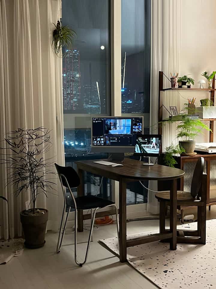 Kami membersihkan ruang kantor rumah kami untuk musim semi dan mengisinya dengan furnitur kayu dan tanaman!