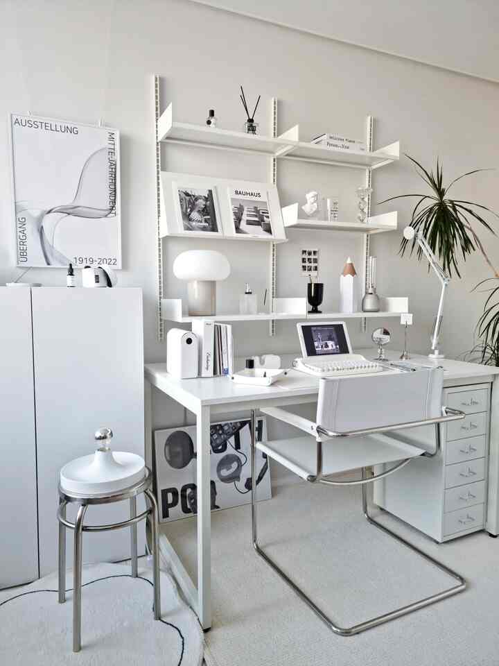 Ruang belajar di hari mendung~
Sayang sekali tidak ada sinar matahari, tapi puas dengan dekorasinya yang berwarna putih~ Cukup luas untuk meletakkan berbagai barang di meja, jadi bagus~~ Sepertinya akhirnya menemukan tempatnya😊

Instagram @ijuyeon157 #화이트책상 #컴퓨터책상 #책상꾸미기 #책상인테리어 #서재인테리어 #원룸인테리어 #자취방꾸미기 #셀프인테리어 #작업실꾸미기 #데스크용품 #데스크테리어 #홈오피스 #조명 #방꾸미기 #서재꾸미기 #데스크 {16 #RumahKantor } #작업실 #선반인테리어 #레어로우 #벽선반 #벽꾸미기 #미드센츄리 #미드센츄리모던 #홈스타일링 #집꾸미기 {26 #Aksesori Interior} #모던인테리어 #화이트인테리어 #액자