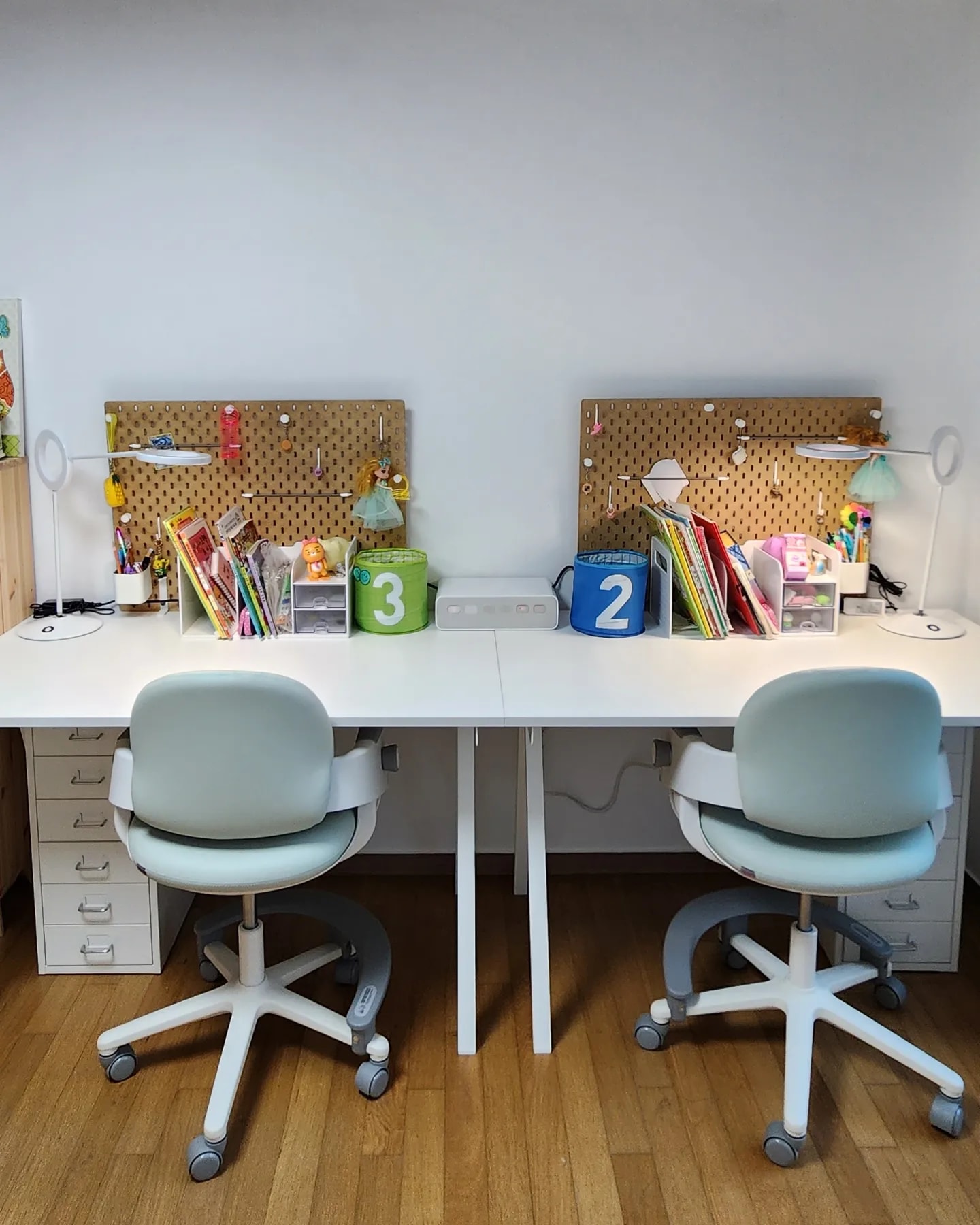 TROTTEN トロッテン デスク 120x70 cm［4色］を使ったインテリア