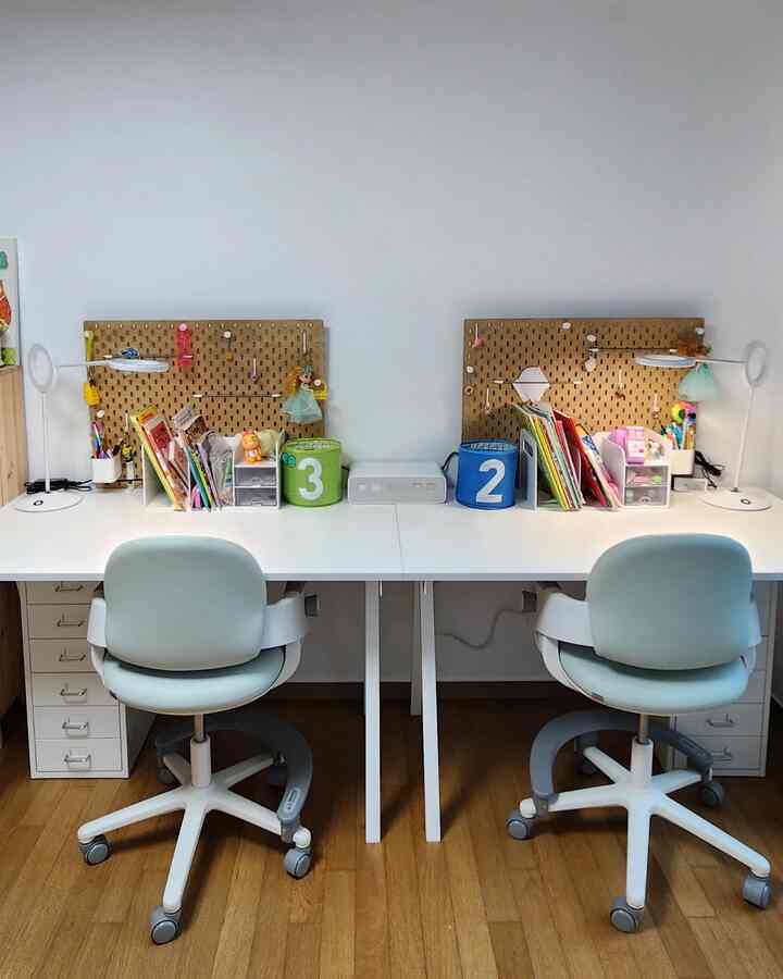 白と木目調の双子用子供部屋、2つの同じデスクと椅子が整然と配置された勉強スペース