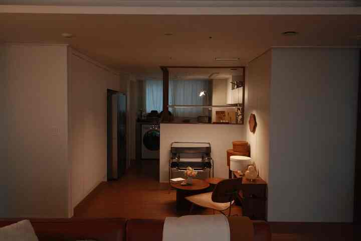 Jeonggojae's quiet dining room, where the table is used as if it were a low table, which seems a little uncomfortable.