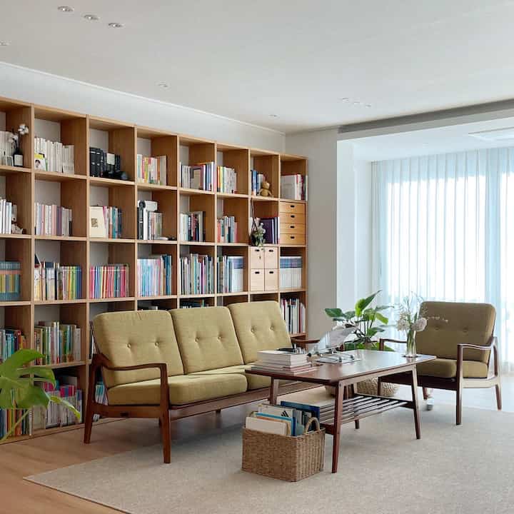 Spring Furniture Rearrangement💚
With the kids back in school, I've gotten my morning reading time back📚
