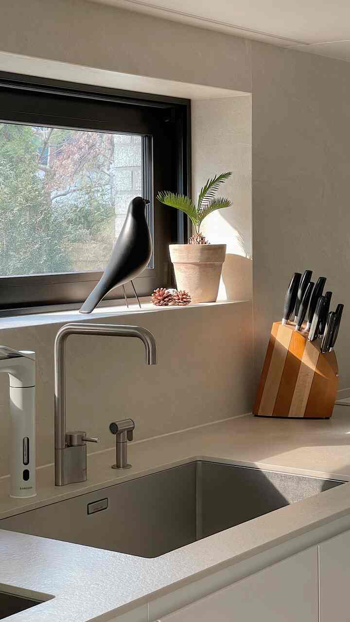 This is my kitchen :)
Because it is a single-family home, there is a ledge in front of the window, so it is good for putting various plants and props on it.