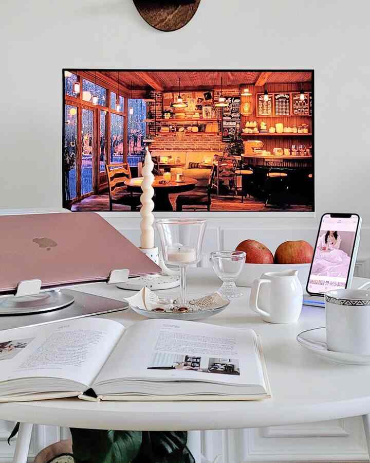 #제품협찬

すっきりとしたデザインのデスクトップ追加！

業務中も携帯電話を随時確認し、
エアポッドプロもいつも挙げている私にはいつも不足しているのがバッテリー！

携帯電話使用しても据え置きにしっかりと置くだけで、
iPhone＆AirPodは一度に充電できるのがとても便利です。

私はアップルウォッチはありませんが、Apple専用充電器です。 
正確に取付けられるように設計された点のため、他製品に備え
もっと完成度が高いと感じました。 