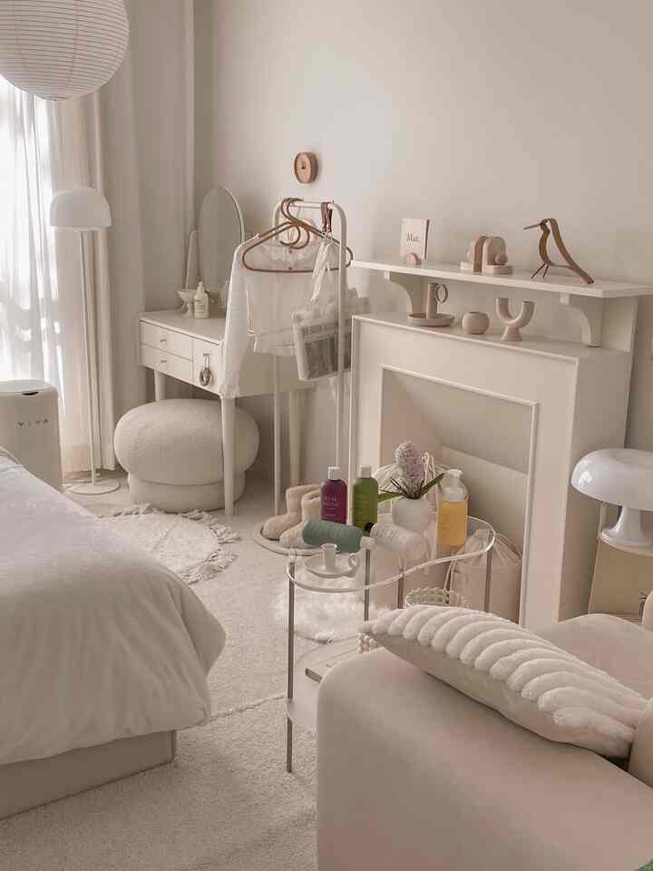 白とナチュラルトーンのワンルーム、クローゼットやベッド、化粧台が調和した居心地の良いシンプルなインテリア