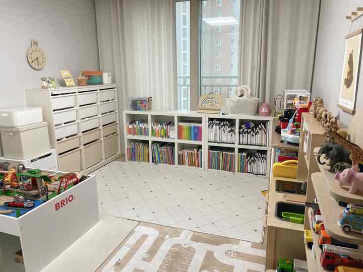 ナチュラルな色調の子供部屋、教材収納と幼児用本棚、おもちゃ収納が整った落ち着いた空間