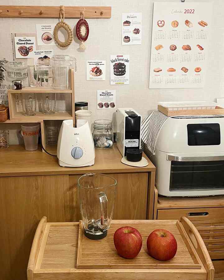 I made apple juice! 🍎
But why does it pour out all at once every time I drink it? ㅠㅠㅋㅋ It was too dry and I failed. Next time, I'll definitely look at the recipe and make it..! I'll succeed next time🍎