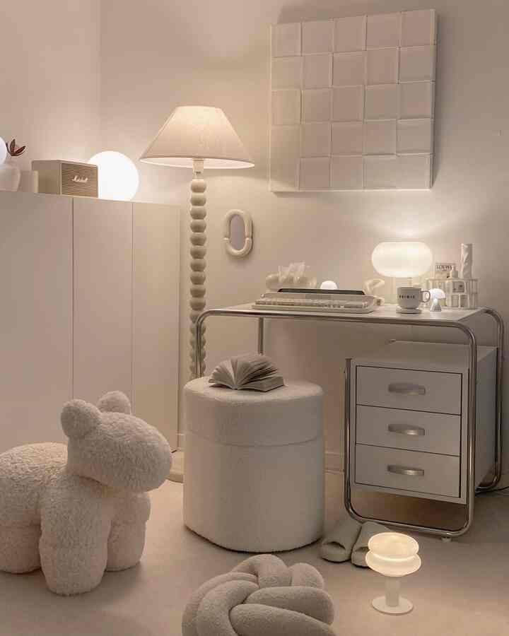 Spring has come, so my eyes keep going to new things🥹💛

To celebrate the new dresser, I'm playing with lights in my study room〰️

The study room is the darkest room in the house, so I feel good when I play with lights🙈🤎

The new dresser and the tissue case I had before

They're both round, don't they look like a set👀🤍

The dresser is so my style
I'm going to move it around and use it🫶🏻

I put an IKEA national light on top of the storage unit
The wireless snowman light on the floor
I bought it at the living fair and it hasn't been released yet.

I tagged the lighting information in the photo🏷️