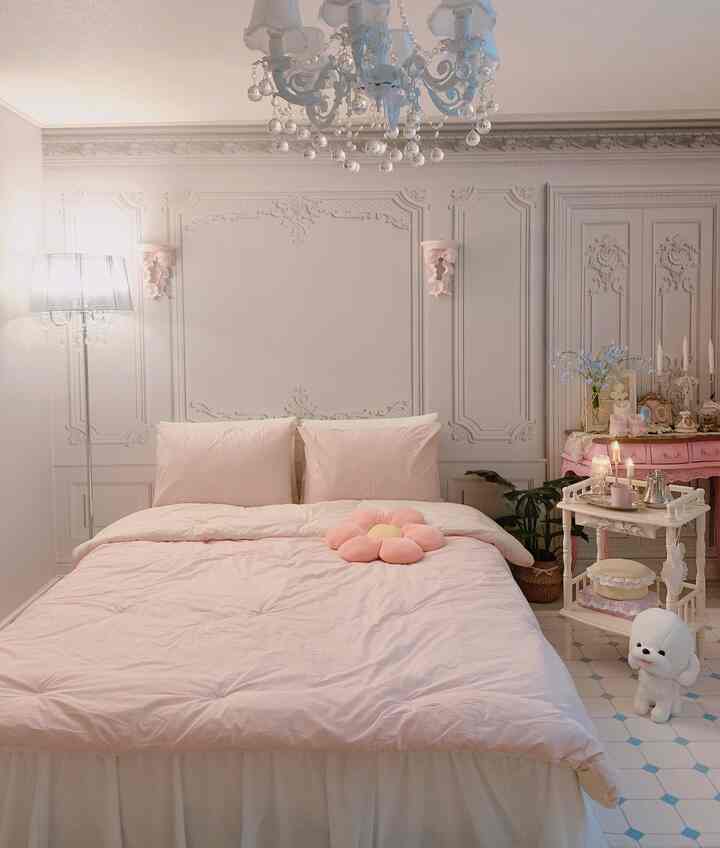 私の家でチェックイン🏩
-
-
急に寒くなった天気にびっくりして殴り込んだ数日でしたね～ 
今日は遅れていた春の寝具の交換を清潔にしました〜ʚ◡̈⃝ɞ

布団レストラン「スタイリングホーム」でお送りいただいた、
春にとてもよく似合う甘い甘いふわふわのピンククリームツートンカラーの「ホテル式高密度バイオワーシングピンククリームツートーンのお布団」で我が家の寝室がホテルになりましたね～
ホテル寝具の気持ちいい差し迫りさにこだわりは全く無い…ぽっちゃりで肉に触れる感じが本当に～いいですね 
✔️安全テスト認証
✔️超高密度60水源団 
ほこりや有害物質を完璧に遮断し、敏感な肌、子供、ダニを育てる家での使用にはとても良いと思います〜
✔️𝚠𝚊𝚛𝚖トーンピンククリームツートーンカラーは、
ふわふわで甘いムードを作ってくれて気分によって～雰囲気によって両面で使えることもあります～
いちごチョコレート、バニラチョコレートを思い浮かべる甘いお茶の布団です。
今春は寝室にスタイリングホームしましょう〜（ღ'ᴗ'ღ）
