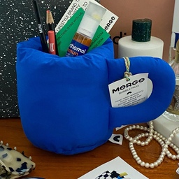 오늘의 기록은 제가 좋아하는 아이템이에요! 선물용으로도 딱 좋은 제품들 💙
“머지”의 버블머그에요! 솜과 봉제로 이루어진 컵 모양의 홀더인데, 매력적이고 독특하며 아이가 있는 집에도 안전해서 선물용으로 좋을 것 같아요! 그런거 있잖아요 내돈주고 사긴 좀 아깝고 선물받으면 색깔별로 갖고싶은 🫣
3만원 대의 귀여운 아이템이에요!  #오하우스시즌8 #오늘의기록 #오하우스 #선물추천 #머그컵 #홈데코 #홈데코소품 #인테리어 #인테리어디자인 #홈카페 #3만원대선물 #집들이선물 #친구선물 #신혼부부 #신혼집선물 #신혼집꾸미기 #리빙 #라이프스타일 #리빙용품 #home #homedecor #living #mug #cup #머지 #merge