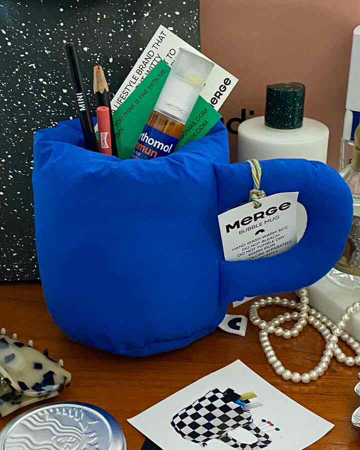 今日の記録は私の好きなアイテムです！プレゼント用にもぴったりの商品です💙
「マージ」のバブルマグです！綿とぬいぐるみからなるカップ状のホルダーですが、魅力的でユニークで子供のいる家にも安全でプレゼント用にいいと思います！そんなことがあるでしょう。
3万ウォン台のかわいいアイテムです！  #오하우스시즌8 #오늘의기록 #오하우스 #선물추천 #머그컵 #홈데코 #홈데코소품 #인테리어 #인테리어디자인 #홈카페 #3만원대선물 #집들이선물 #친구선물 #신혼부부 #신혼집선물 #신혼집꾸미기 #리빙 #라이프스타일 #리빙용품 #home #homedecor #living #mug #cup #머지 {25 #merge}