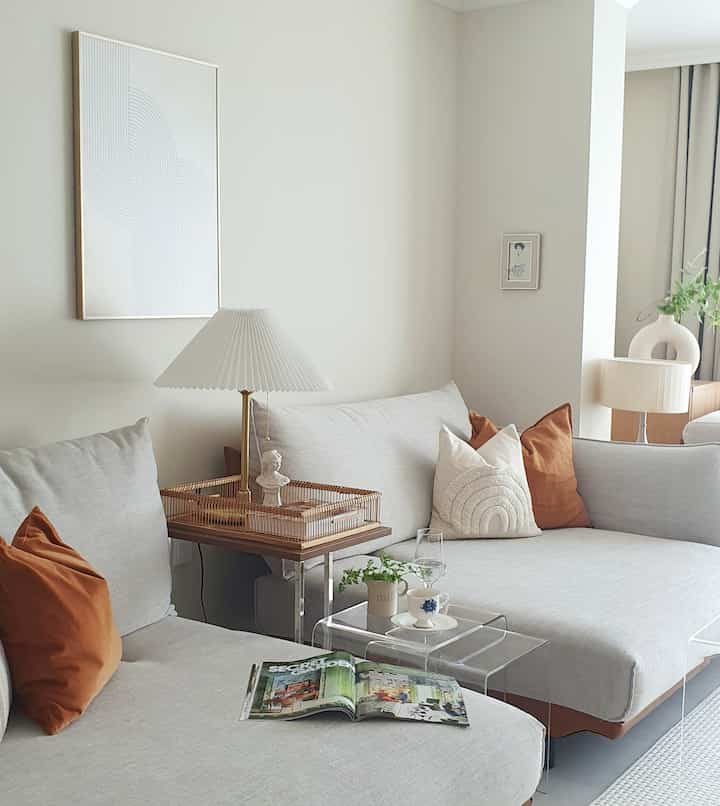 A different atmosphere with a sofa transformation~^^

The sofa can be attached or separated, so I kept using it attached, but I separated it to refresh it

The same sofa transformed into a hotel-like living room with a different atmosphere~♡